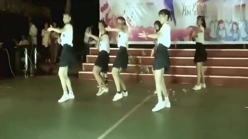 学生台上跳舞吃瓜视频在线观看,学生台上跳舞吃瓜,网友在线围观笑翻