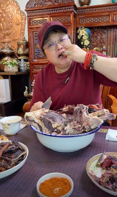 刘大瓜吃生肉视频大全,视频大全揭秘食界奇观