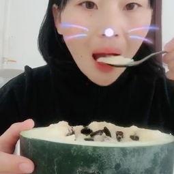 女孩吃瓜旁边打药视频大全,视频大全背后的真相