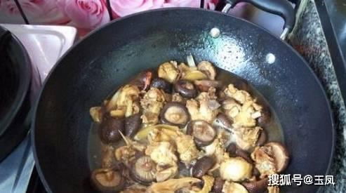牛腿瓜炖蘑菇可以吃吗视频,家常美味，营养滋补的炖菜分享